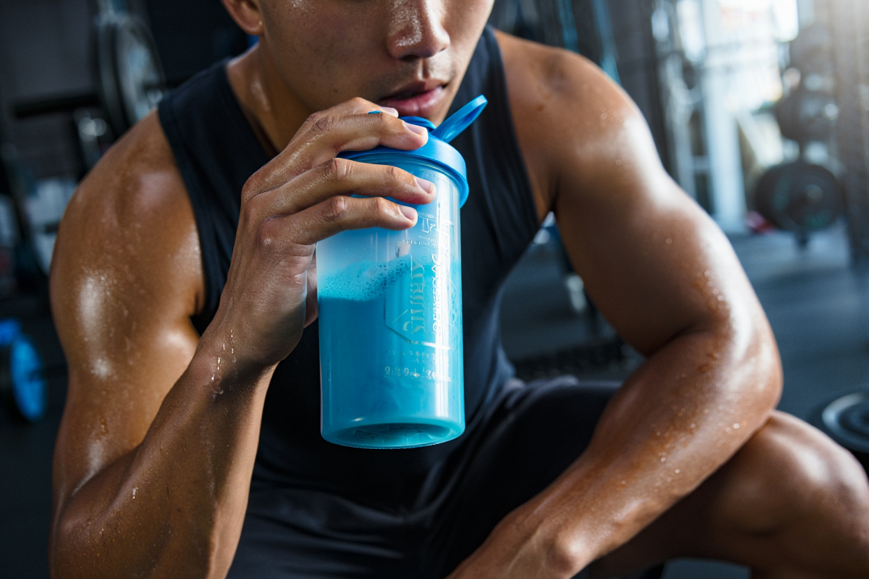 Athlète consommant des BCAA pendant l'entraînement