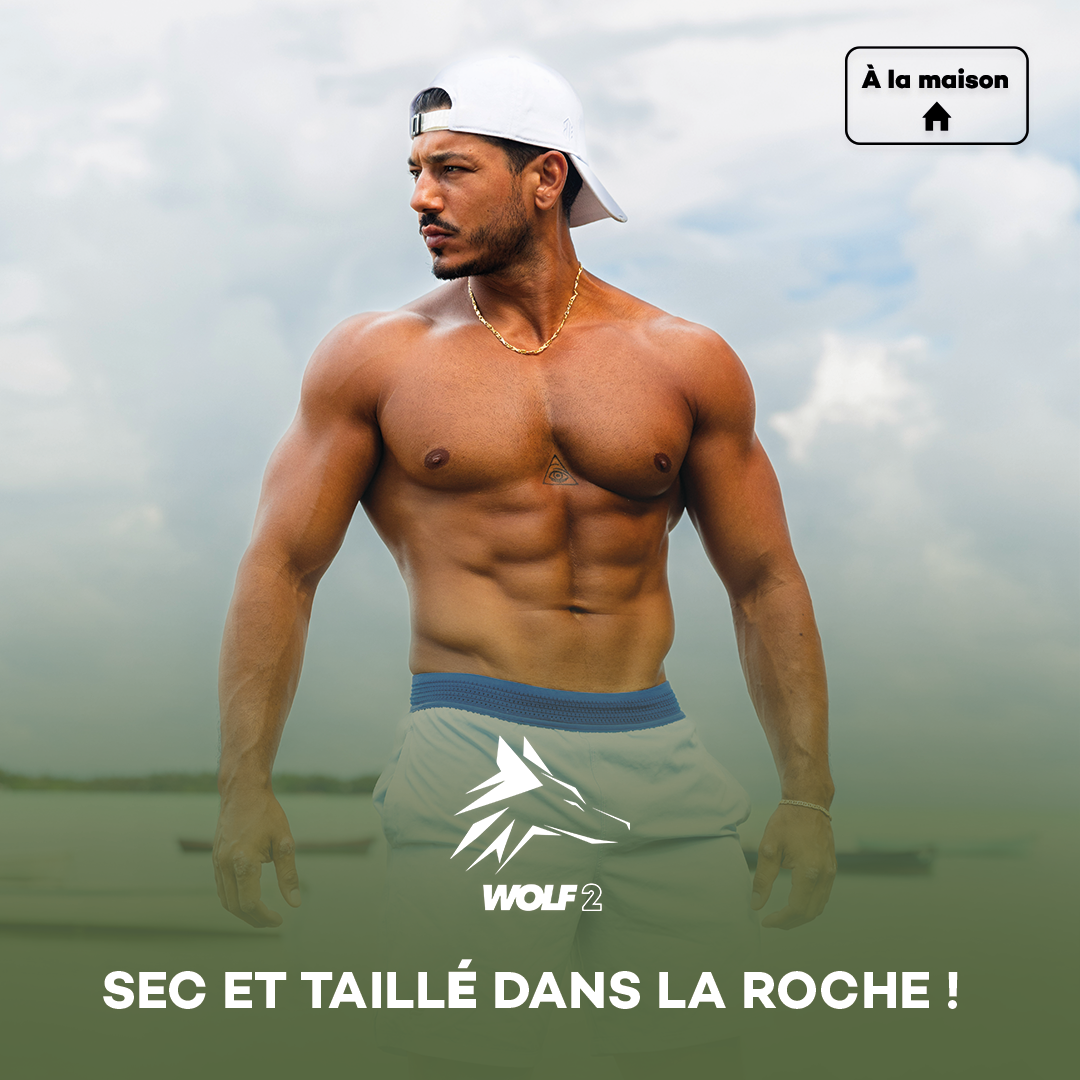 Homme musclé debout sur fond outdoor, portant casquette blanche, chaîne dorée, short blanc et tricot bleu; logo Wolf2 et texte « SEC ET TAILLÉ DANS LA ROCHE ! » en bas.