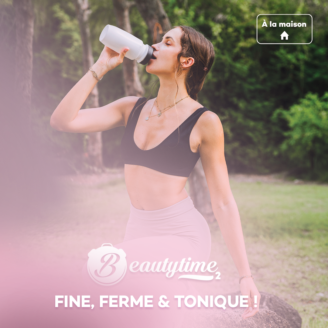 Femme sportive buvant dans une gourde blanche en plein air, vêtue d’un soutien-gorge noir et legging rose clair, logo Beautytime et texte “FINE, FERME & TONIQUE !” en bas, ambiance douce rosée. Femme sportive buvant dans une gourde blanche en plein air, vêtue d’un soutien-gorge noir et legging rose clair, logo Beautytime et texte “FINE, FERME & TONIQUE !” en bas, ambiance douce rosée.
