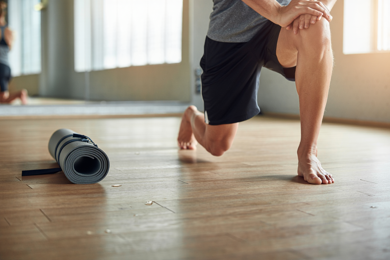 Homme démontrant les variantes de pompes et squats sans équipement