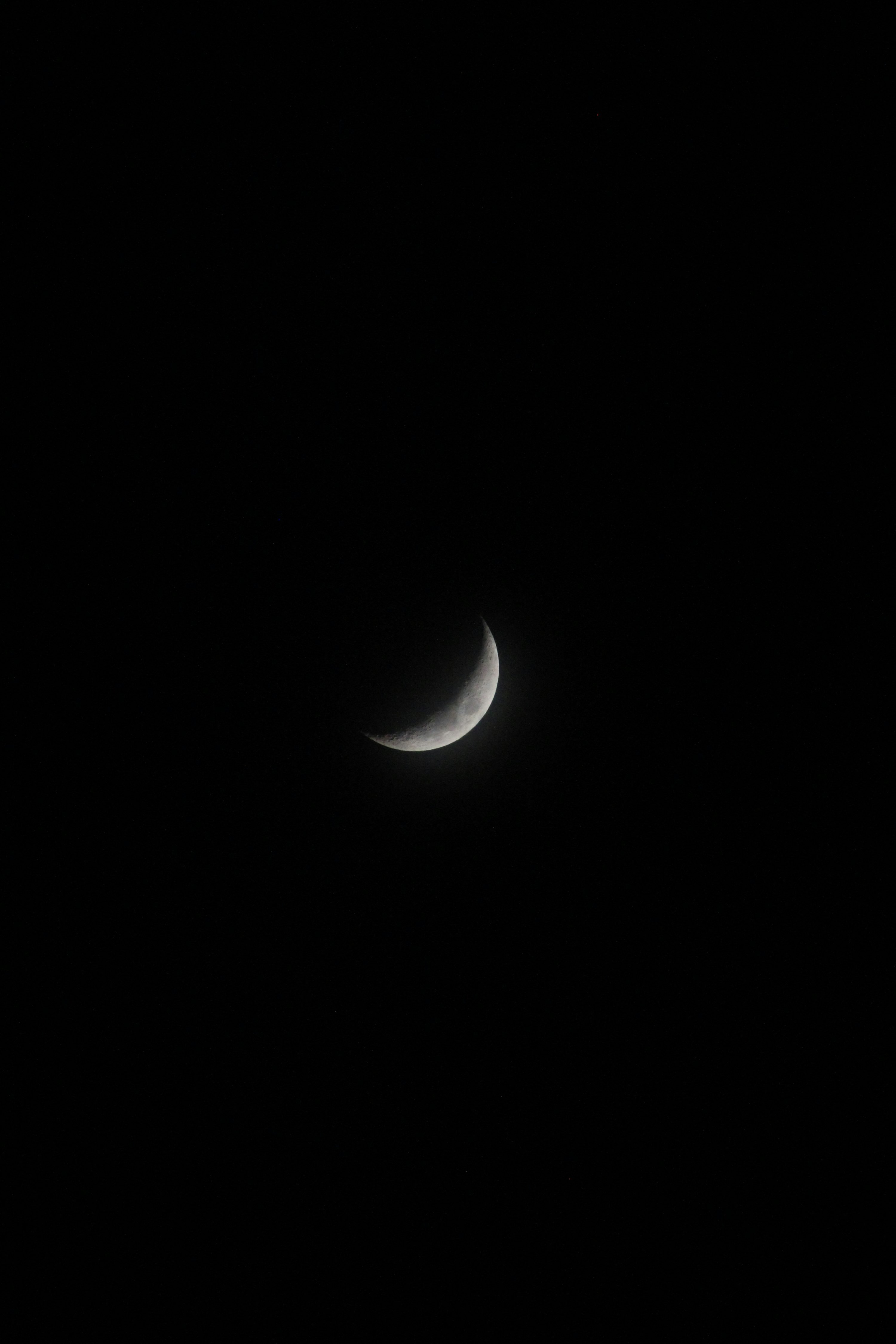 Lune croissante dans le ciel nocturne, ambiance calme propice au sommeil profond comment faire