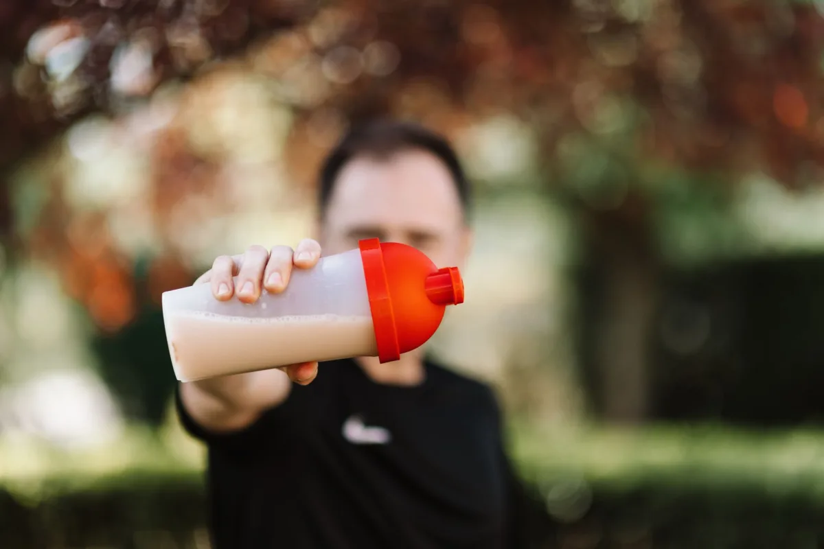 Caséine avant de dormir : utile pour la récupération musculaire ?