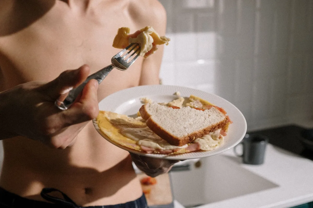 Jeûne intermittent et musculation homme : peut-on prendre du muscle ?